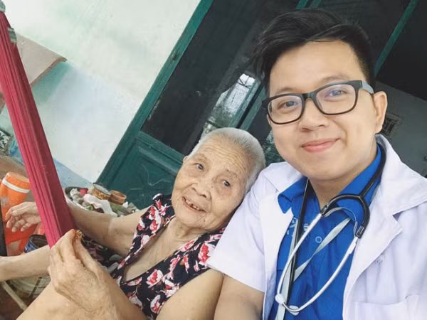 Có cháu gái đang ế, bà ngoại tranh thủ mai mối cho anh bác sĩ dễ thương khi đi khám bệnh