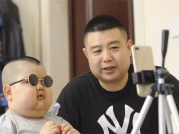 Cậu bé mũm mĩm, đáng yêu gây sốt MXH nhưng khi biết câu chuyện về bé ai cũng rơi nước mắt