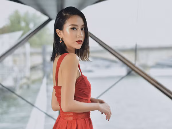 Hot girl Quỳnh Anh Shyn bất ngờ xuất hiện tại show thời trang tại Paris