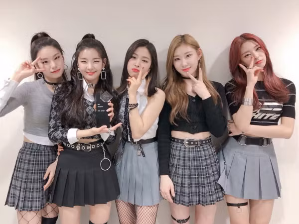 Suýt chút nữa ITZY đã bị công ty JYP đặt cho những cái tên siêu buồn cười