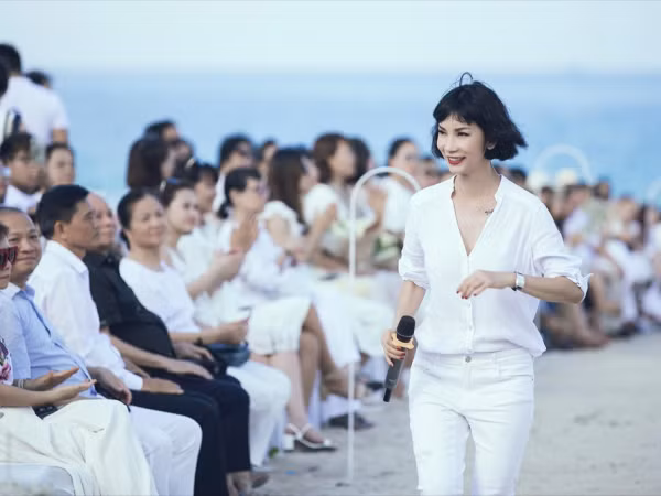 Gặp vấn đề về cột sống, Xuân Lan vẫn cháy hết mình với show diễn