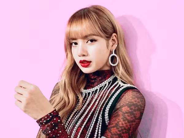 Có thật YG Ent xấu tính đến mức không cho Lisa dự tuần lễ thời trang Paris?
