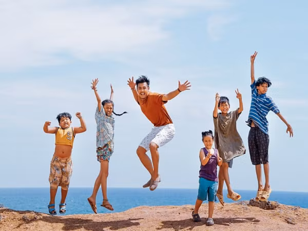 Quẳng gánh lo đi và vui sống với bản nhạc phim mới của “Anh Thầy Ngôi Sao”