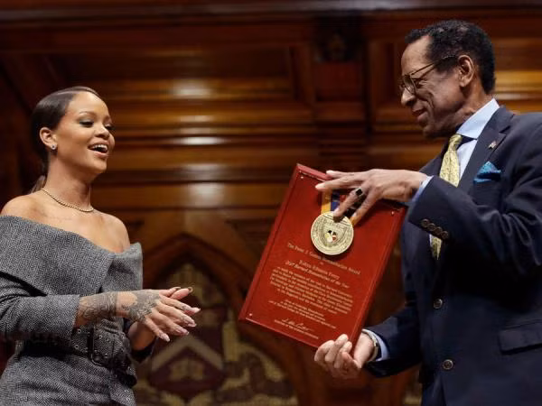 Rihanna được Đại học Harvard trao giải "Nhân đạo của năm"