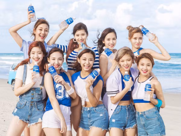 TWICE bất ngờ tung teaser trở lại, hứa hẹn một "bản hit mùa Hè"