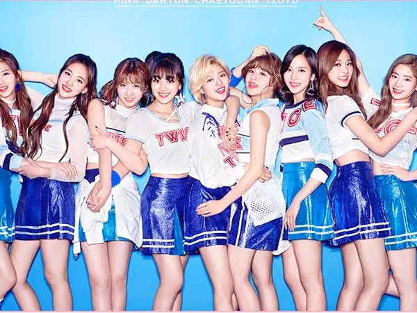 TWICE chính thức debut tại Nhật Bản, Momo, Sana và Mina trở thành đồng trường nhóm tạm thời
