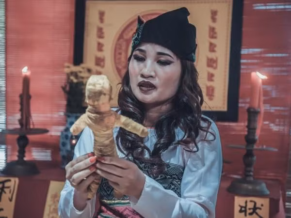 "Cô gái trăm triệu" Lê Thị Dần khác lạ trong hình tượng thầy pháp