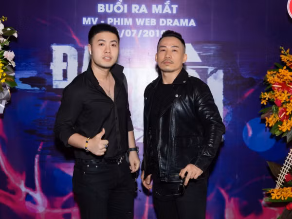 Akira Phan lộ diện sau phẩu thuật thẩm mỹ, đến chúc mừng bạn cũ ra mắt phim mới