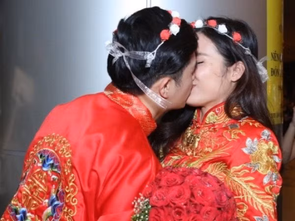 Cặp đôi Đông Nhi - Ông Cao Thắng bất ngờ tổ chức đám cưới vào lúc nửa đêm tại sân bay