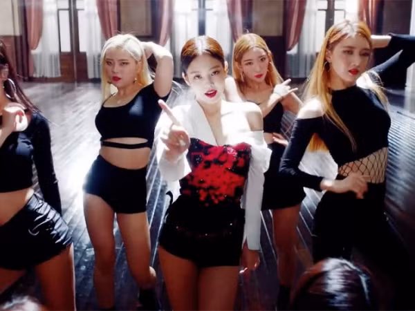 Chỉ mỗi MV "SOLO" của Jennie mà YG đã tung ra không biết bao nhiêu phiên bản khác nhau!