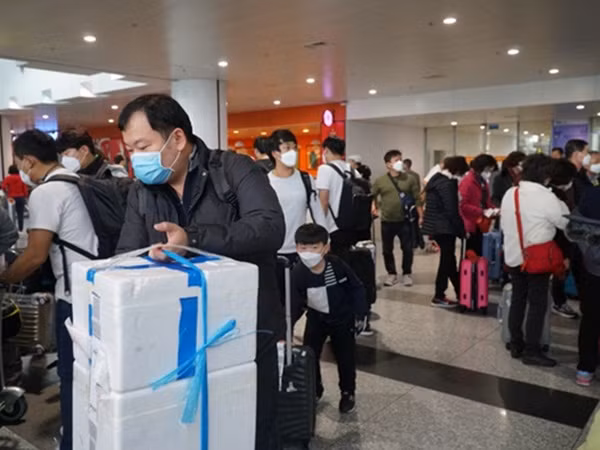 Nhóm khách Trung Quốc “cố thủ” ở Nội Bài, nhất quyết không lên máy bay về nước
