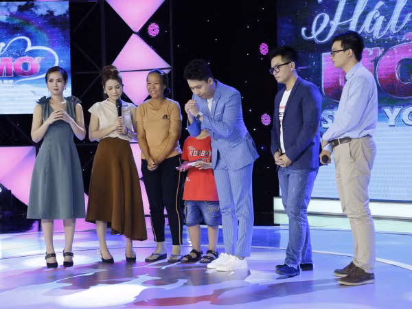 Trấn Thành bật khóc trước hoàn cảnh người mẹ suy thận giai đoạn cuối ở "Hát Mãi Ước Mơ"