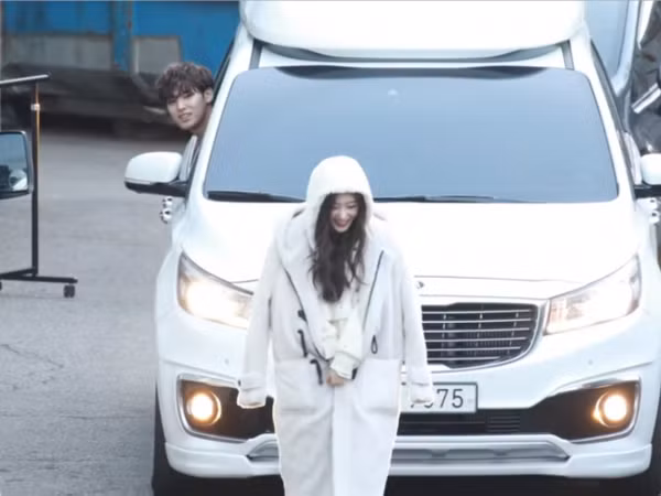 Chaeyeon (DIA) chặn xe của Mingyu (SEVENTEEN): Đáng yêu hay... vô duyên?