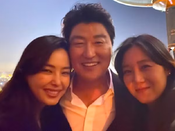Gong Hyo Jin, Honey Lee bị "ném đá" vì xuất hiện trong bữa tiệc mừng của phim “Parasite” 