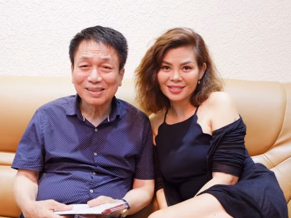 Vừa về nước, ca sĩ Ngọc Anh đã vội vàng ghé thăm nhạc sĩ Phú Quang