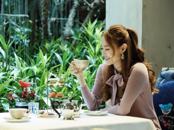 Minh Hằng xinh đẹp không tì vết thưởng thức trà chiều trước khi phim điện ảnh ra mắt