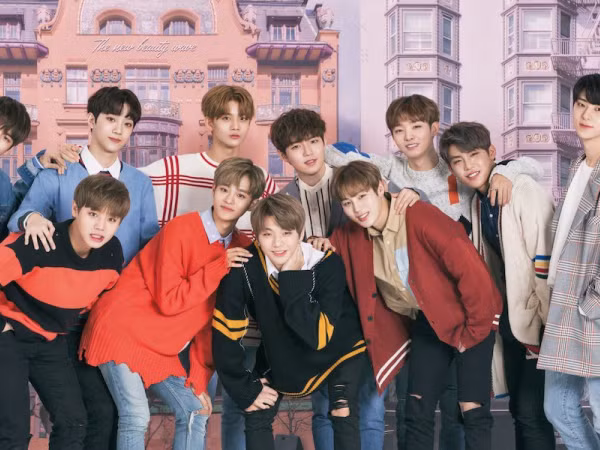 Đắng lòng khi thấy album của Wanna One bị vứt đống ngoài thùng giấy lộn
