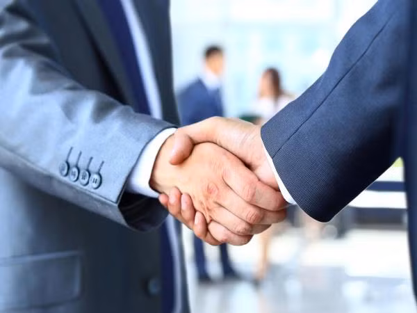Bạn cần biết những kiểu bắt tay sau nếu có ý định du lịch nước ngoài mùa Hè này