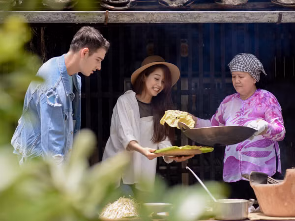 An Nguy chu du khắp 3 miền quay MV cho Noo Phước Thịnh cùng bạn trai ngoại quốc