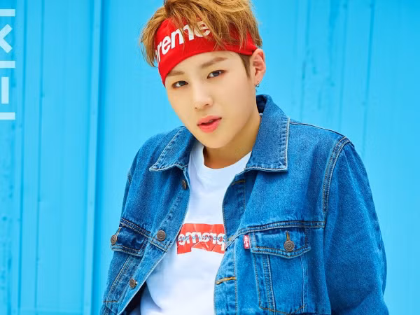 Không biết nên vui hay buồn khi ảnh thời đi học của Sungwoon (Wanna One) bị bạn bè rao bán