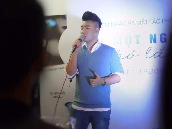 Hàng trăm bạn trẻ đến nghe Hamlet Trương tâm sự "Yêu một người khó lắm"