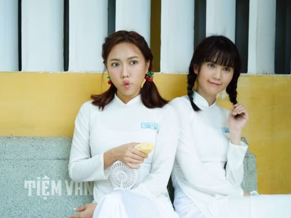 Diệu Nhi diện áo dài trắng học trò, tung hứng với Ngọc Trinh trong phim mới