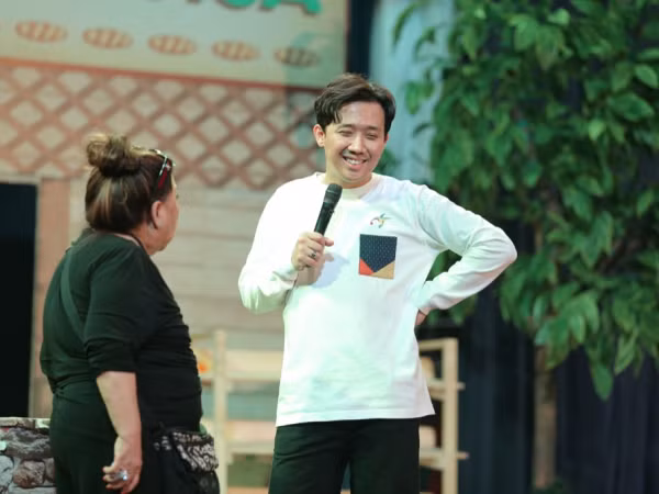 Trấn Thành thử sức ở vai trò đạo diễn trong vở kịch Tết "Lò Heo Quay"