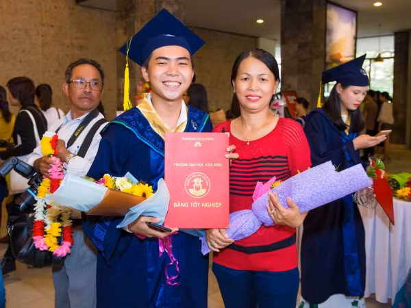 “Tạm cất” hình tượng “thánh chửi”, Minh Dự hóa chàng cử nhân hiền khô trong lễ tốt nghiệp