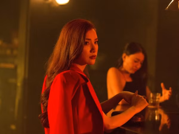 Hạnh Sino tung MV gây tò mò với nhiều tình tiết "hack não" người xem