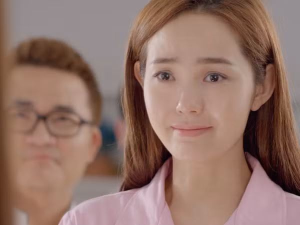 Minh Hằng nhảy sập sân khấu, được Rocker Nguyễn tình tứ cõng trong trailer “Sắc đẹp ngàn cân”