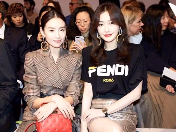 Hai "Phú Sát Hoàng hậu" đụng khuyên tai, đụng cả giày khi tham dự show thời trang