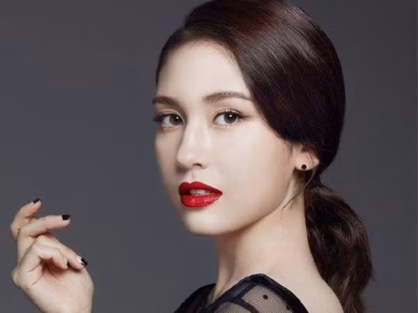 Chỉ mới 17 tuổi, Jeon Somi có cần đi theo phong cách già dặn thế này không?
