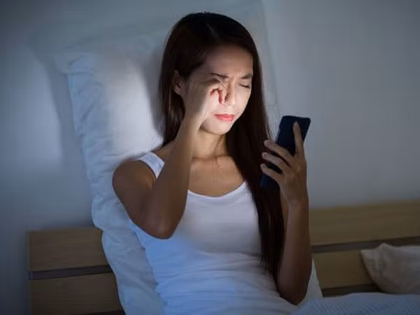 Sự nguy hiểm của thói quen ngủ thiếp khi đang cầm điện thoại trên tay