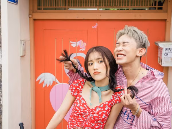 Han Sara tung hậu trường “lầy lội” cùng mừng MV “Đếm Cừu” đạt thành tích ấn tượng