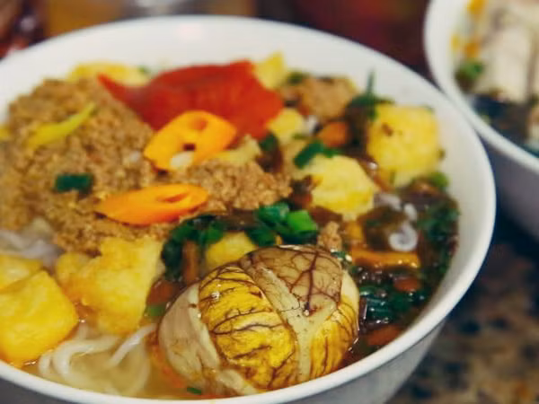 No căng bụng với "bún ốc trứng lộn" vàng thơm siêu chất ở Hà Nội