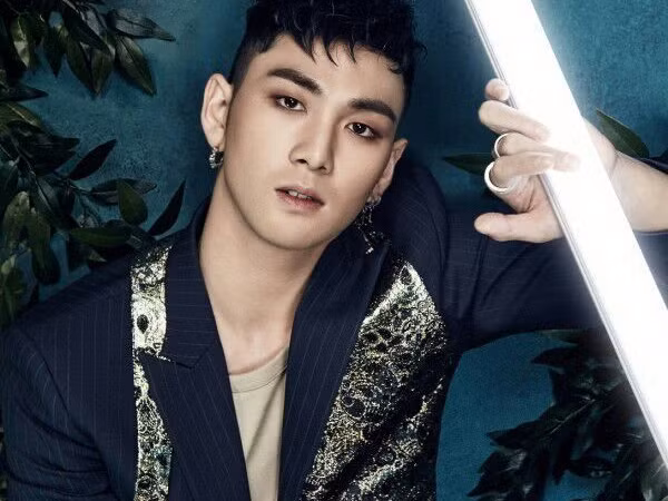 Cha của Kang Dong Ho (Baekho NU'EST) đột ngột qua đời do tai nạn giao thông