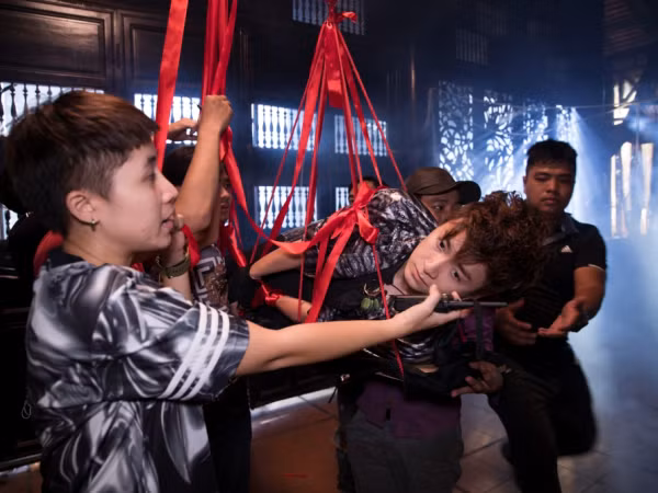 Ngô Kiến Huy bị buộc và treo lơ lửng trong hình ảnh hậu trường MV "Truyền Thái Y"