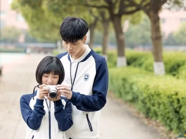 Sinh ra vào mùa Hè, nên các cô nàng Cự Giải đúng là sáng nắng chiều mưa