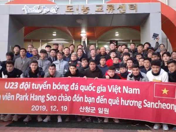 HLV Park xúc động rơi nước mắt trong ngày trở về quê hương gặp mẹ