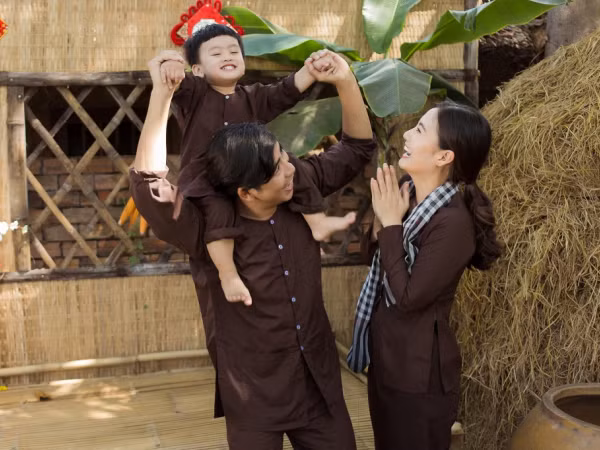 Quý tử nhà Ngọc Lan - Thanh Bình đáng yêu trong bộ ảnh Tết cùng bố mẹ