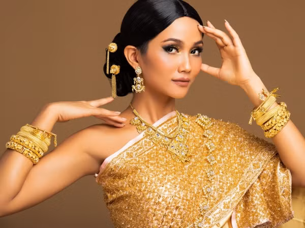 H’Hen Niê gửi lời chào đến Miss Universe 2018 bằng trang phục truyền thống của nước chủ nhà Thái Lan