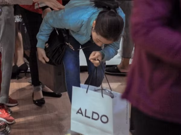 Black Friday: Các TTTM tại Hà Nội “vỡ trận”, khách luồn khe cửa để "xem cho biết"?
