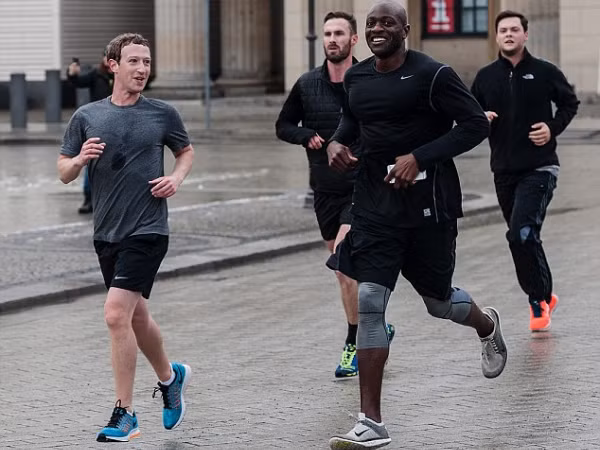 "Học lỏm" bí quyết chụp hình "ăn gian" chiều cao của "cha đẻ Facebook" Mark Zuckerberg