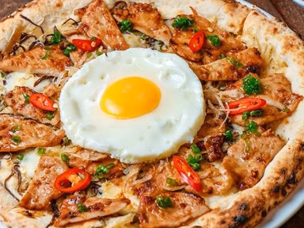 Pizza cơm tấm xuất hiện tại TP.HCM hút dân mạng