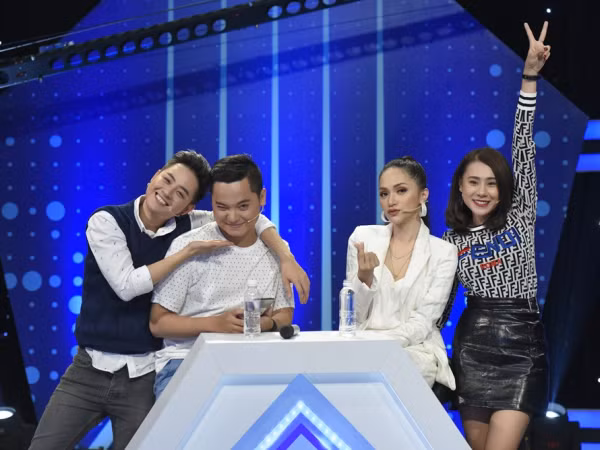 Thanh Duy và Hoa hậu Hương Giang đối đầu trong gameshow đoán tuổi giành 100 triệu