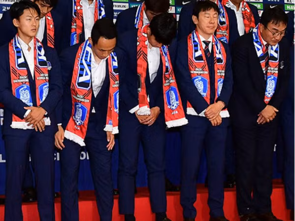 Hạ gục Đức tại World Cup, tuyển Hàn Quốc vẫn bị ném trứng vào người khi về nước