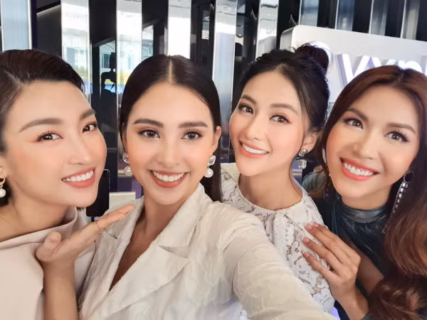 Minh Tú, Mỹ Linh, Tiểu Vy, Phương Khánh bất ngờ hội ngộ trên phố, cùng khoe nhan sắc mỹ miều