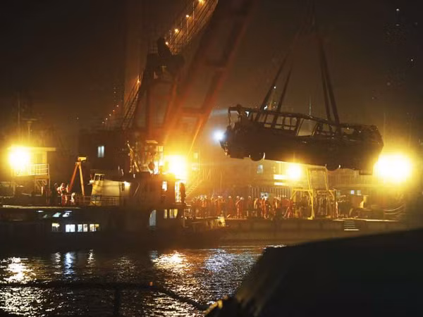 Trung Quốc: Xe buýt rơi xuống sông Trường Giang vì hành khách đánh tài xế