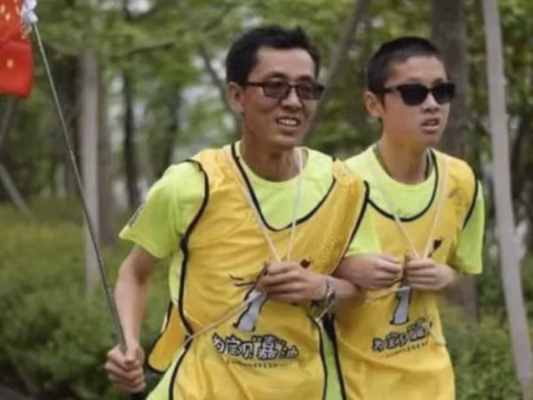 Trung Quốc: Chàng trai khiếm thị lọt "Top 10 học sinh có điểm thi ĐH cao nhất"
