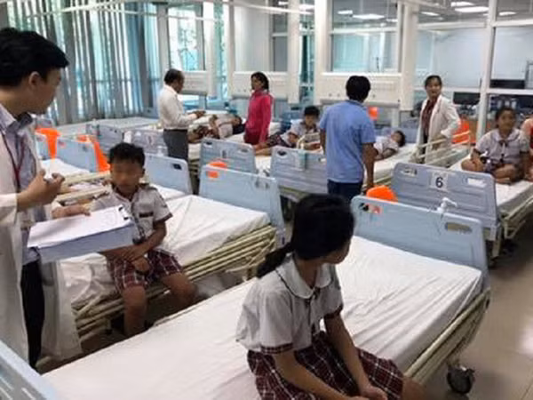 Vụ sập giàn giáo trong lễ kỷ niệm 20/11: Những bông hoa chưa kịp tặng thầy cô
